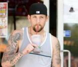 Joel Madden s'offre une boisson protéinée dans West Hollywood