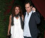 Debra Messing et son mari Daniel Zelman. La jolie rousse a la pêche. Et pour cause, on devrait la retrouver très bientôt sur nos écrans dans une nouvelle série. Une comédie où elle incarnera une femme d'affaire qui se retrouve aux chômage.   
<meta h
