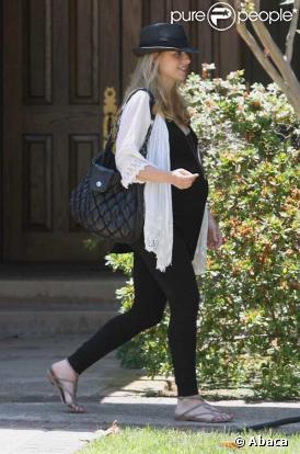 Sarah Michelle Gellar très enceinte va déjeuner à Calabasas
