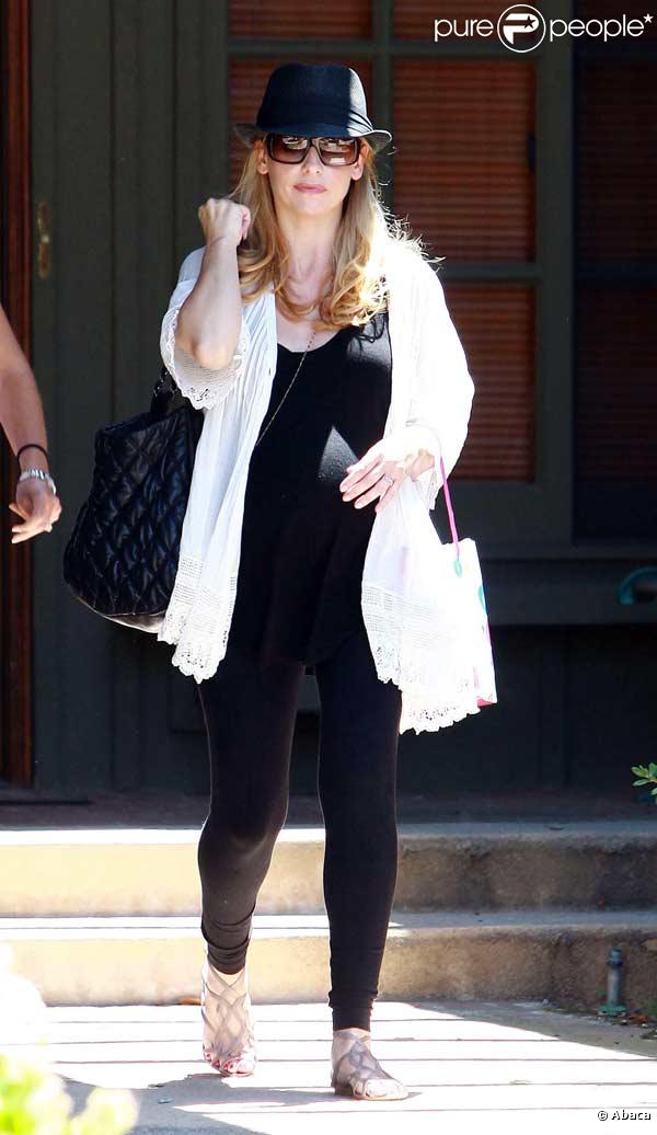 Sarah Michelle Gellar très enceinte va déjeuner à Calabasas