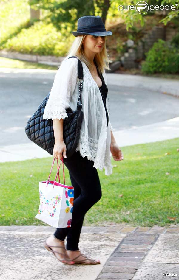 Sarah Michelle Gellar très enceinte va déjeuner à Calabasas