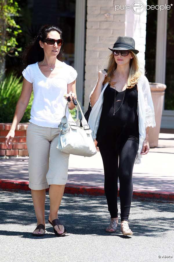 Sarah Michelle Gellar très enceinte va déjeuner à Calabasas