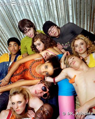 Skins est une série télévisée britannique. Elle raconte la vie très agitée des lycéens du Roundview Sixth Form College. En pleine crise d'adolescence, ils doivent tous faire face aux problèmes de leur âge. Une série qui promet !