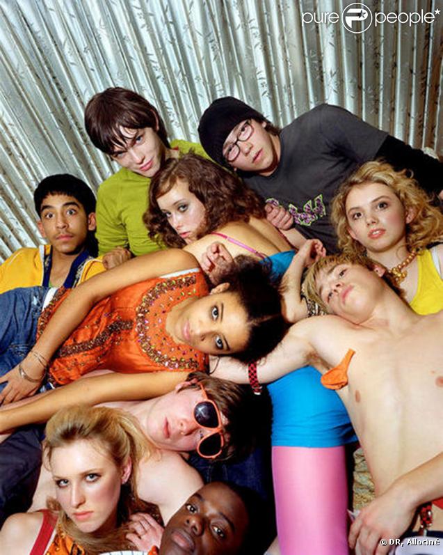  Skins est une série télévisée britannique. Elle raconte la vie très agitée des lycéens du Roundview Sixth Form College. En pleine crise d'adolescence, ils doivent tous faire face aux problèmes de leur âge. Une série qui promet ! 
