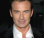 Julian MacMahon de la série 