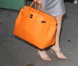 Renée Zellweger le 18/08/09 à New York pour l'émission Good Morning America avec son énorme sac Hermès