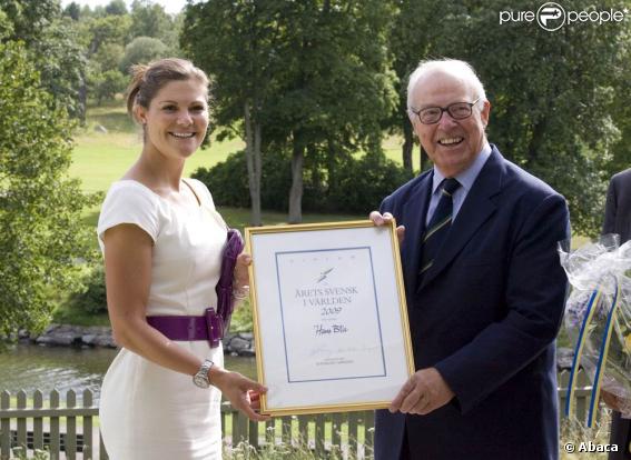 Très en beauté, Victoria de Suède a remis à Hans Blix le prix de Suédois de l'année 2009, le 18 août 2009 à Stockholm