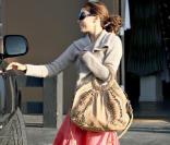 Eva Longoria sort du magasin  Planet Blue , à Malibu. 19/08/09