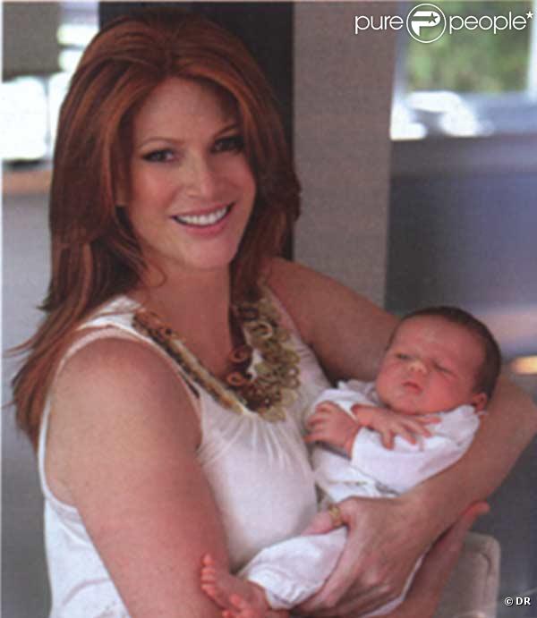 Angie Everhart en couverture du magazine Hello