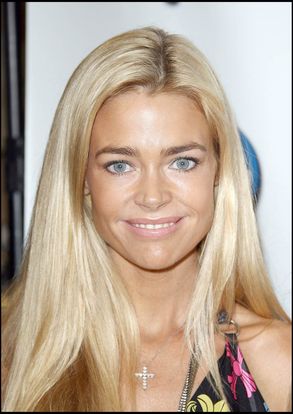 Denise Richards lors du lancement de la ligne Myzos à Santa Monica (22 août 2009)