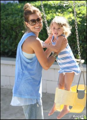 Brooke Burke, Shaya et Heaven Rain s'éclatent dans un parc de Malibu. 25/08/09