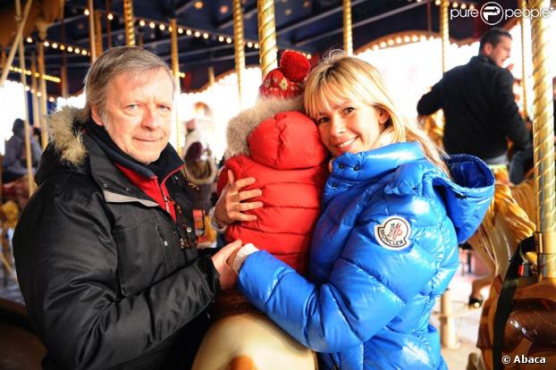 Renaud avec sa compagne Romane Serda et leur fils Malone, à Disneyland Paris en février 2009
