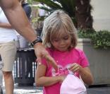 Mark Wahlberg et sa fille Ella à Los Angeles (27 août 2009)