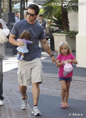 Mark Wahlberg et sa fille Ella à Los Angeles (27 août 2009)