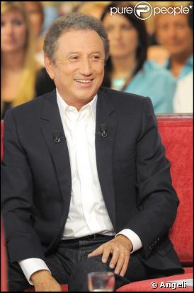 Michel Drucker sur le tournage de l'émission  Vivement Dimanche , diffusée le 6 septembre prochain. 06/09/09