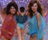 Teri Hatcher dans La croisière s'amuse (en rouge)