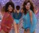 Teri Hatcher dans La croisière s'amuse (en rouge)