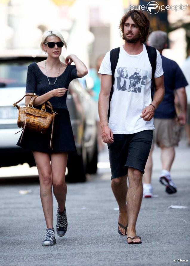 Agyness Deyn se balade avec un ami sur Lafayette Street à New York le 4 septembre 2009