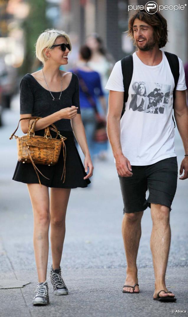Agyness Deyn se balade avec un ami sur Lafayette Street à New York le 4 septembre 2009