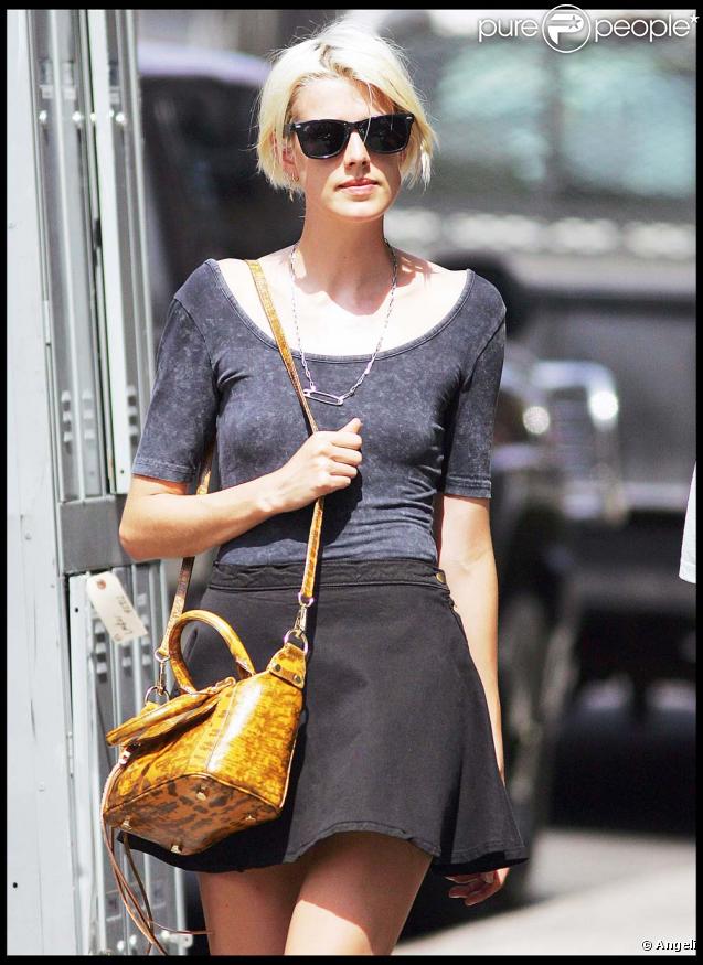 Agyness Deyn se balade avec un ami sur Lafayette Street à New York le 4 septembre 2009