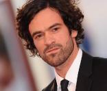 Romain Duris veut devenir photographe... ce qui déplaît fortement à Catherine Deneuve !