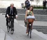 Kelly Brook à Londres pour l'inauguration d'une piste cyclable, le 8 septembre 2009