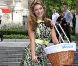 Kelly Brook à Londres pour l'inauguration d'une piste cyclable, le 8 septembre 2009