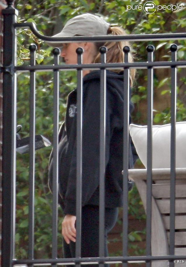 Gisele Bündchen sur la terrasse de son appartement à Boston, bien enceinte !