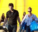Katherine Heigl et Josh Kelley en août 2009 à l'Ikea de Burbank, faisant quelques achats pour préparer la chambre le leur futur bébé adopté 