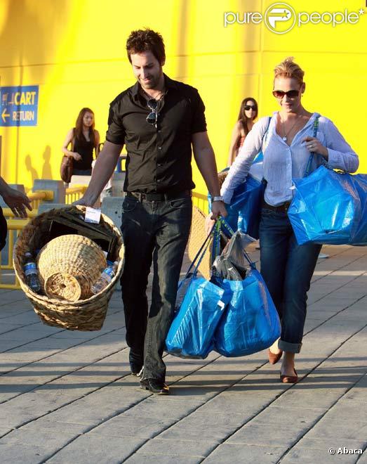 Katherine Heigl et Josh Kelley en août 2009 à l'Ikea de Burbank, faisant quelques achats pour préparer la chambre le leur futur bébé adopté 