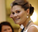La princesse Victoria de Suède et son impressionnant sautoir à Bruxelles, le 9 septembre 2009