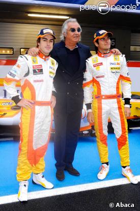 Flavio Briatore au début de la saison 2009 avec ses pilotes Fernando Alonso et Nelson Piquet Jr.