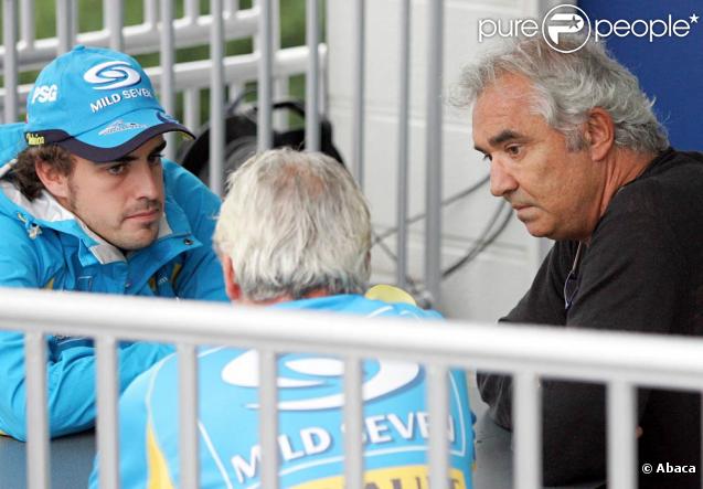 Fernando Alonso en pleine réunion avec Flavio Briatore et Pat Symonds 