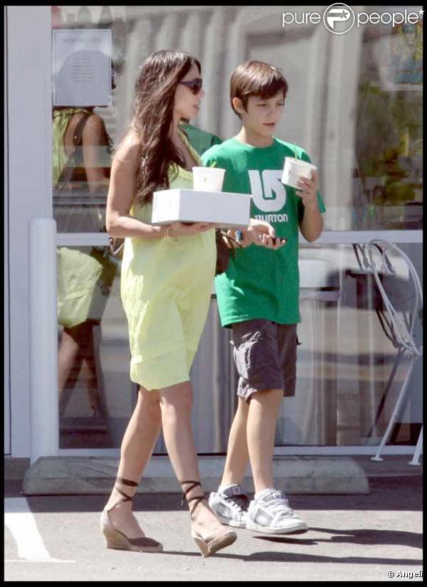 Oksana Grigorieva enceinte du 8e enfant de Mel Gibson est allée acheter un gâteau avec son fils Alexander (qu'elle a eu avec Timothy Dalton)