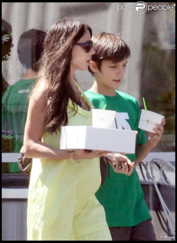 Oksana Grigorieva enceinte du 8e enfant de Mel Gibson est allée acheter un gâteau avec son fils Alexander (qu'elle a eu avec Timothy Dalton)