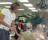 Shauna Sand s'offre une petite séance de manucure accompagnée de son ex-ex-boyfriend Antoine...