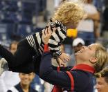 La championne belge Kim Clijters, gagnante de l'US Open, en compagnie de son mari Brian Lynch et de leur fille Jada, sur le court central de Flushing Meadows, à New York, le 13 septembre 2009 !