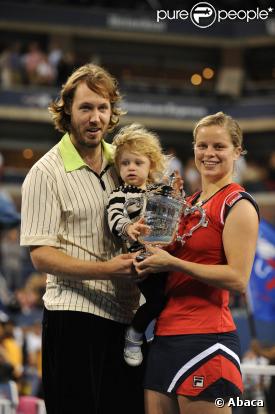 La championne belge Kim Clijters, gagnante de l'US Open, en compagnie de son mari Brian Lynch et de leur fille Jada, sur le court central de Flushing Meadows, à New York, le 13 septembre 2009 !