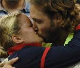 La championne belge Kim Clijters, gagnante de l'US Open, en compagnie de son mari Brian Lynch et de leur fille Jada, sur le court central de Flushing Meadows, à New York, le 13 septembre 2009 !