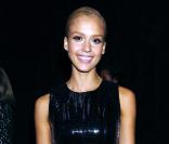 Jessica Alba, backstage, après le défilé de Narciso Rodriguez, le 15/09/09 à New York