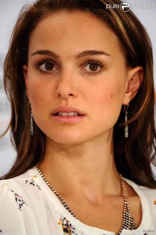 La jolie Natalie Portman, à l'occasion de la présentation de  Love and other impossible pursuits , lors du 34e Festival International du Film de Toronto, le 16 septembre 2009 !