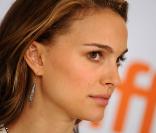 La très belle Natalie Portman, à l'occasion de la présentation de  Love and other impossible pursuits , lors du 34e Festival International du Film de Toronto, le 16 septembre 2009 !