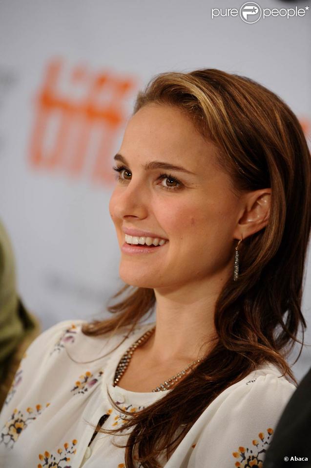 Natalie Portman pleine de grâce, à l'occasion de la présentation de  Love and other impossible pursuits , lors du 34e Festival International du Film de Toronto, le 16 septembre 2009 !