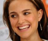La ravissante Natalie Portman, à l'occasion de la présentation de  Love and other impossible pursuits , lors du 34e Festival International du Film de Toronto, le 16 septembre 2009 !