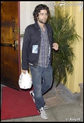 Adrian Grenier quitte le club Troubadour à West Hollywood avec un doggy bag à la main le 13 septembre 2009