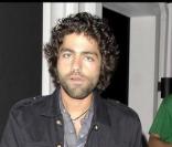Adrian Grenier quitte le club Troubadour à West Hollywood avec un doggy bag à la main le 13 septembre 2009