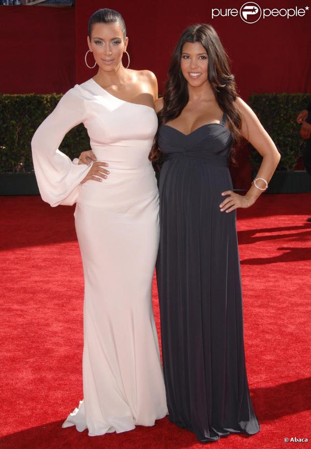 Kourtney Kardashian et Kim à la 61e cérémonie des Emmy Awards à Los Angeles le 20/09/09