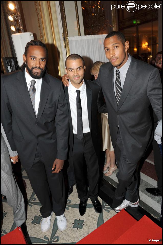 Boris Diaw, blessé, et Ronny Turiaf ont soutenu leur copain Tony Parker pour le premier Par Coeur Gala, le 21 septembre 2009 à l'hôtel Meurice.