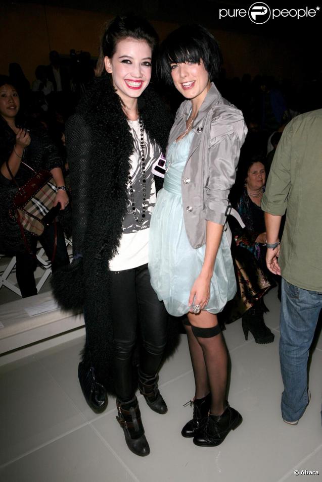 Daisy Lowe et Agyness Deyn au défilé Burberry à Londres le 22/09/09
