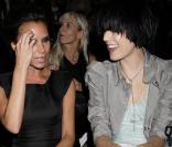 Victoria Beckham et Agyness Deyn au défilé Burberry à Londres le 22/09/09